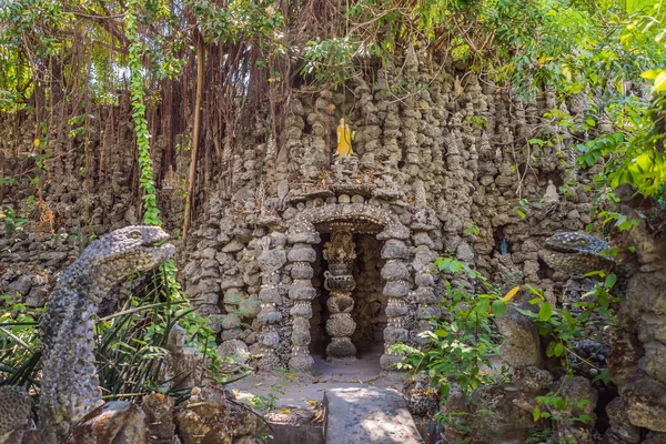 貝殻やサンゴや龍の迷路で作られたチュアトゥヴァン寺院。ベトナムへの旅行コンセプト — ストック写真