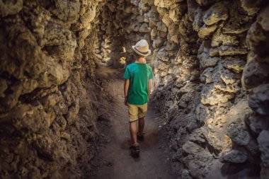 Chua Tu Van tapınağındaki deniz kabuğu ve mercanlardan ya da ejderha labirentinden yapılmış erkek turist. Vietnam Konseptine Seyahat. Çocuk konseptiyle seyahat etmek