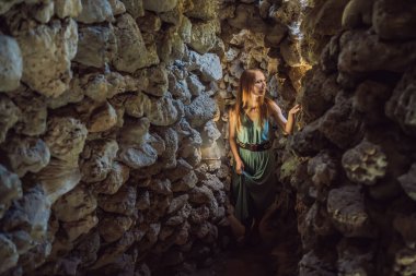 Chua Tu Van tapınağındaki kadın turist deniz kabuğu ve mercanlardan ya da ejderha labirentinden yapılmış. Vietnam 'a Seyahat Kavramı