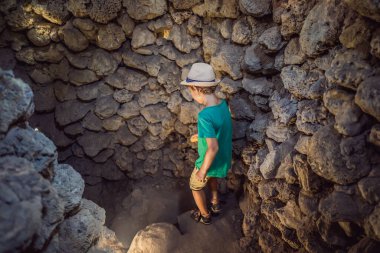 Chua Tu Van tapınağındaki deniz kabuğu ve mercanlardan ya da ejderha labirentinden yapılmış erkek turist. Vietnam Konseptine Seyahat. Çocuk konseptiyle seyahat etmek