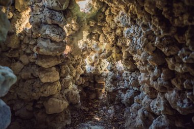 Deniz kabuğu ve mercanlardan ya da ejderha labirentinden yapılmış Chua Tu Van tapınağı. Vietnam 'a Seyahat Kavramı