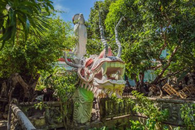 Deniz kabuğu ve mercanlardan ya da ejderha labirentinden yapılmış Chua Tu Van tapınağı. Vietnam 'a Seyahat Kavramı