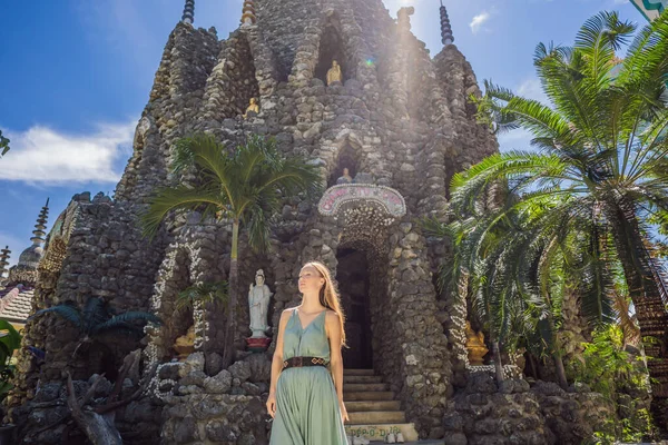Mulher turista em Chua Tu Van templo feito de conchas e corais ou o labirinto dragão. Viajar para o Vietnã Conceito — Fotografia de Stock