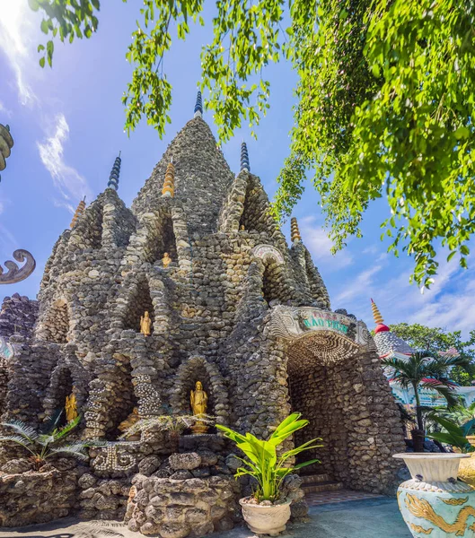 Chua Tu Van templo feito de conchas e corais ou o labirinto dragão. Viajar para o Vietnã Conceito — Fotografia de Stock