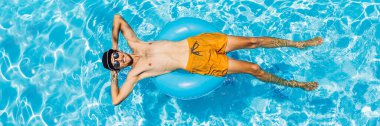 Genç adam havuzda yüzüyor, yaz tatili konsepti BANNER, uzun format