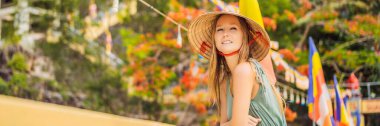 Geleneksel Vietnamlı şapkalı genç bayan turist Vietnam BANNER 'a gidiyor.