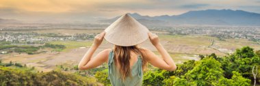 Geleneksel Vietnamlı şapkalı genç bayan turist Vietnam BANNER 'a gidiyor.