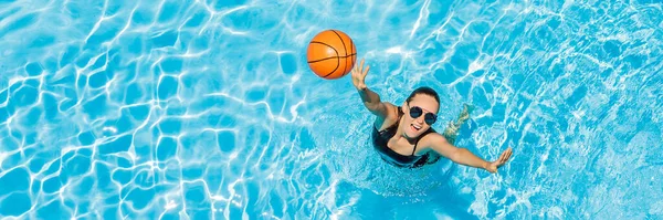 Mujer joven juega en la piscina con una pelota de playa BANNER, FORMATO LARGO —  Fotos de Stock