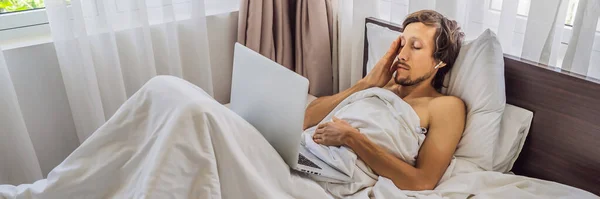 Пациент мужчина болен во время лежания в постели и вызывает онлайн-врача через гаджет BANNER, длинный Формат — стоковое фото