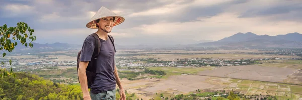 Geleneksel Vietnamlı şapkalı genç adam Vietnam BANNER 'a gidiyor. — Stok fotoğraf