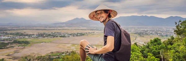 伝統的なベトナムの帽子の若い男の観光客はベトナムに旅行します｜BANNER, Long Format — ストック写真