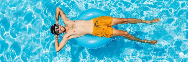 Jovem nada na piscina, conceito de férias de verão BANNER, LONG FORMAT — Fotografia de Stock