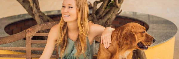 Jovem mulher acariciando um cão fofo bonito BANNER, LONG FORMAT — Fotografia de Stock