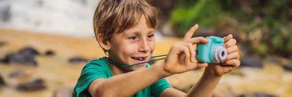 Malý fotograf fotí s kamerou BANNER, DLOUHÝ FORMÁT — Stock fotografie