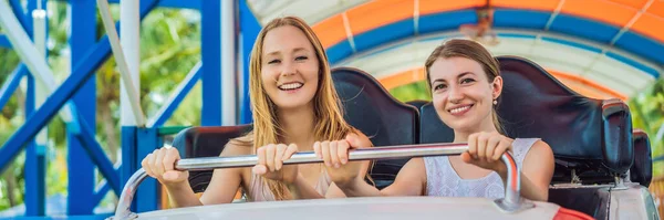 Gelukkige vrienden in pretpark op een zomerdag BANNER, LANG FORMAT — Stockfoto