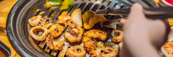 Mulher grelhar churrasco na grade de malha de fogo de carvão. Coreano ou japonês tradicional comida grelhar estilo churrasco BANNER, LONG FORMAT — Fotografia de Stock