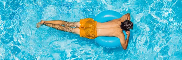 Jeune homme nage dans la piscine, vacances d'été concept BANNER, LONG FORMAT — Photo