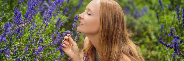 Hermosa mujer relajándose en el campo de lavanda viendo en la puesta del sol BANNER, FORMATO LARGO — Foto de Stock