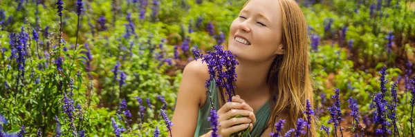 Hermosa mujer relajándose en el campo de lavanda viendo en la puesta del sol BANNER, FORMATO LARGO — Foto de Stock