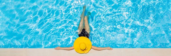 Frau sitzt in einem Schwimmbad in einem großen gelben Sonnenhut BANNER, LONG FORMAT — Stockfoto