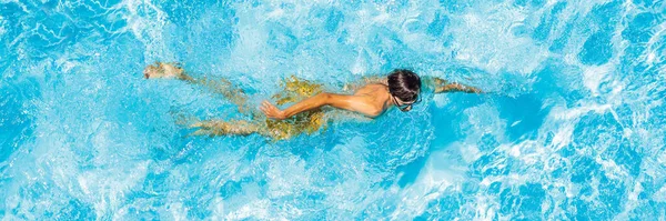 Jeune homme nage dans la piscine, vacances d'été concept BANNER, LONG FORMAT — Photo