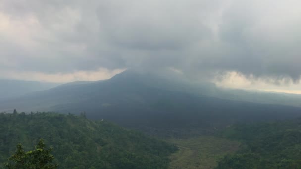 随着时间的流逝，云层在巴厘岛的巴图尔火山上空移动。前往巴厘的旅行概念 — 图库视频影像