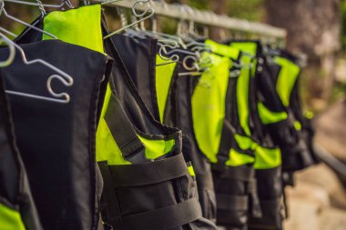 Can yeleği ya da askıda asılı bir hava ceketi.