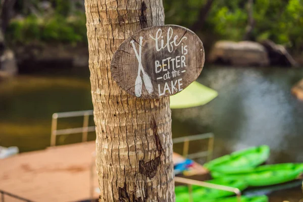 Tavola di legno con una frase motivazionale. La vita è migliore al lago. Ispirazione citazione — Foto Stock