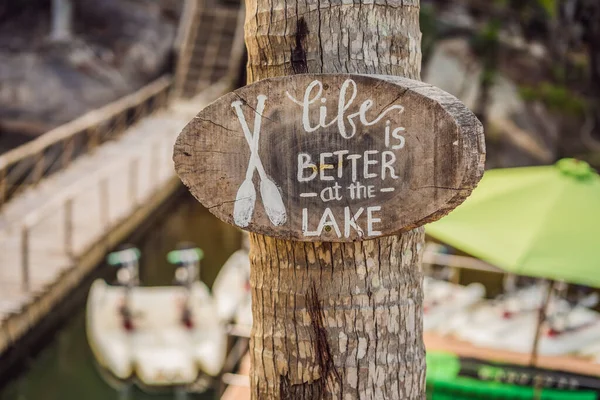 Tavola di legno con una frase motivazionale. La vita è migliore al lago. Ispirazione citazione — Foto Stock