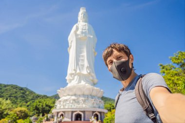 Vietnam, Da Nang 'daki erkek turist Vietnam' da yeni bir Coronavirüs dalgası sırasında tıbbi maske takıyor.
