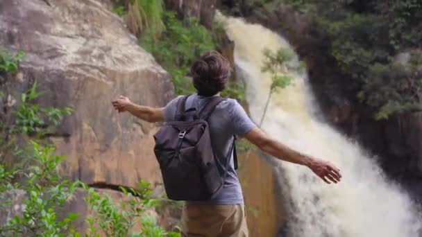 Un joven turista visita cascada en las montañas. Viajar al concepto Dalat — Vídeos de Stock