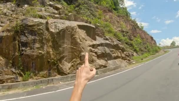 Punto de vista plano de una persona montando una moto en la carretera en las montañas. Concepto de viaje por carretera — Vídeos de Stock