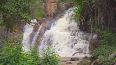 Vietnam 'daki Dalat şehrinin yakınlarındaki dağlarda şelale. Vietnam seyahat konsepti