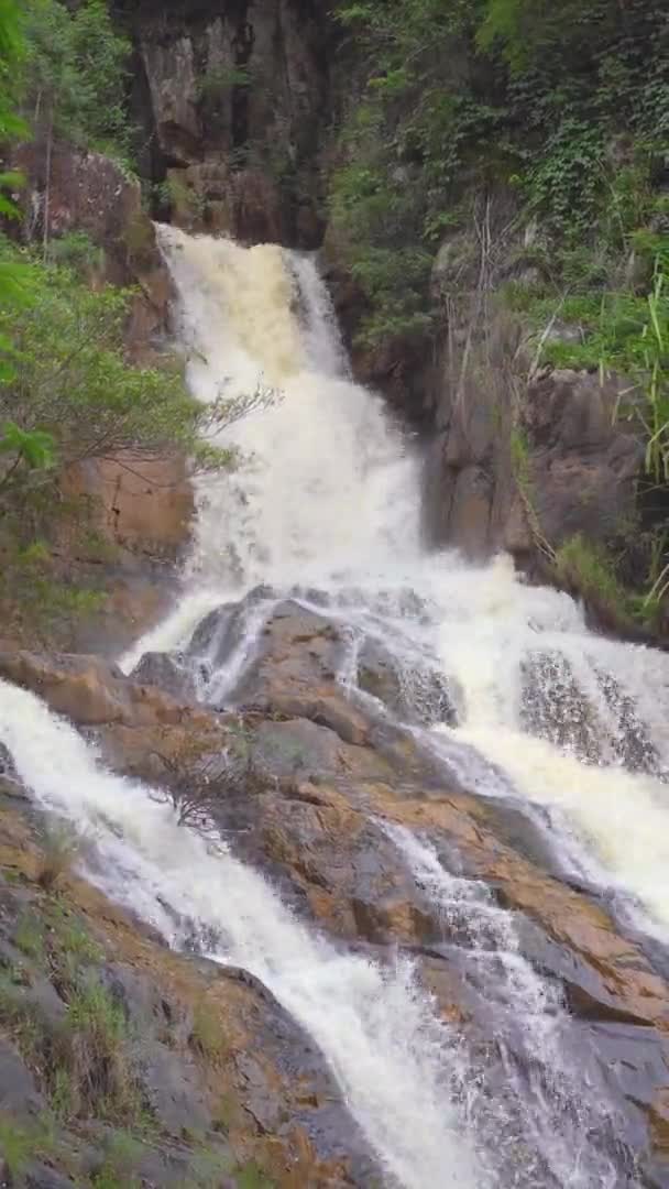 Vidéo verticale. cascade dans les montagnes près de Dalat ville au Vietnam. Vietnam concept de voyage