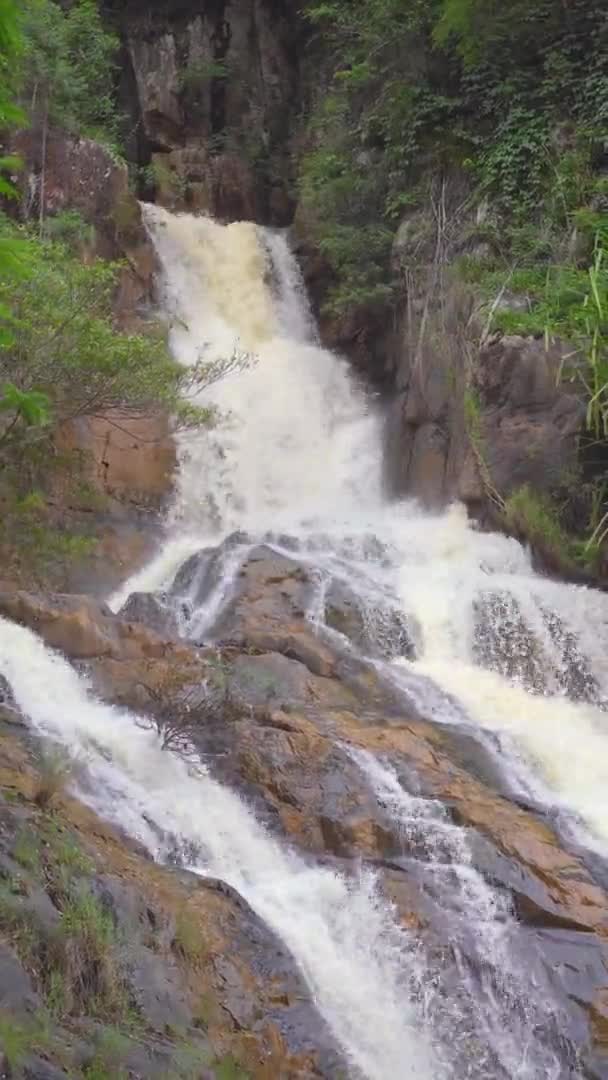 Vidéo verticale. cascade dans les montagnes près de Dalat ville au Vietnam. Vietnam concept de voyage — Video