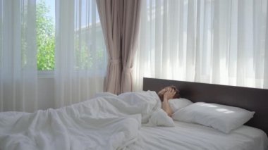 Genç bir adam çınlayan bir alarm yüzünden uyanır telefonu kapar ve işe geç kaldığını fark eder.