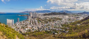 Nha Trang şehrinin panoramik gündüz manzarası, Vietnam 'da popüler bir turizm merkezi.