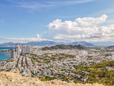 Nha Trang şehrinin panoramik gündüz manzarası, Vietnam 'da popüler bir turizm merkezi.