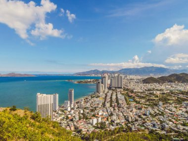 Nha Trang şehrinin panoramik gündüz manzarası, Vietnam 'da popüler bir turizm merkezi.