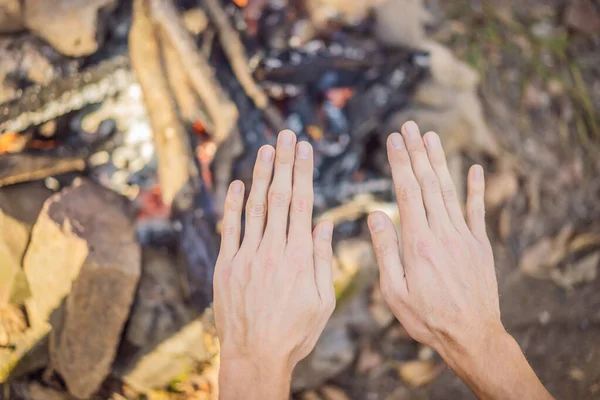 Homem aquecendo as mãos por um fogo. Pobres homens quentes ao ar livre perto de fumar barre — Fotografia de Stock
