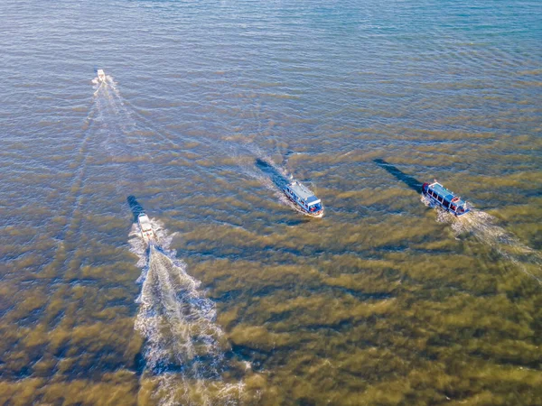 Vista superior de un barco navegando hacia el mar o el río — Foto de Stock