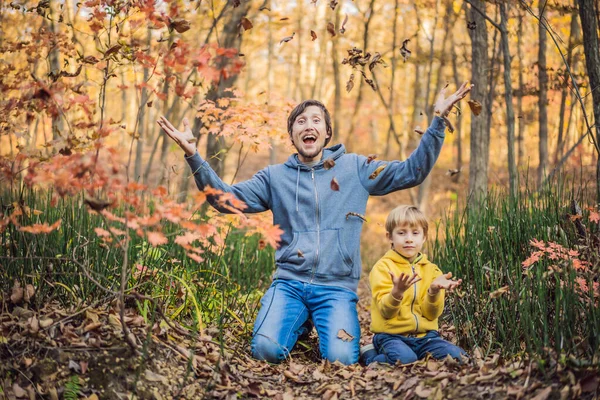 Feliz família sorridente relaxante na floresta de outono — Fotografia de Stock