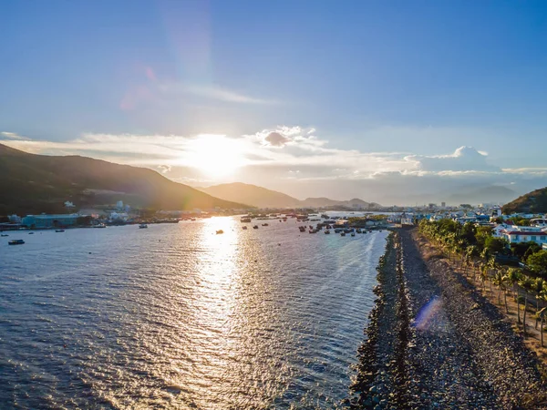 Top uitzicht op een boot varen naar de zee of de rivier — Stockfoto