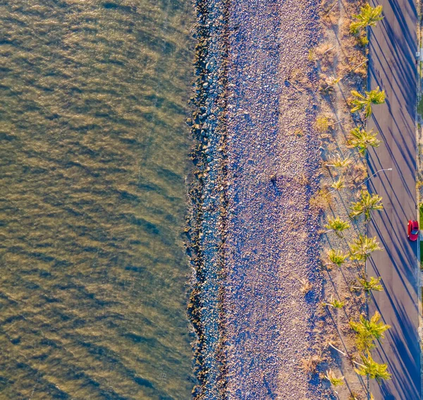 Widok z lotu ptaka fale morskie i fantastyczne Rocky wybrzeża — Zdjęcie stockowe