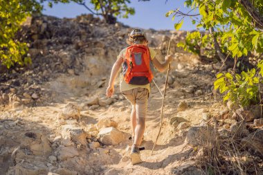 Erkek yerel turist COVID 19 karantinası sırasında yerel bir yürüyüşe çıkıyor.