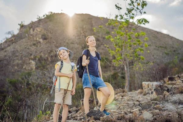 A family of local tourists goes on a local hike during quarantine COVID 19 — Stock Photo, Image