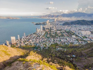 Nha Trang şehrinin panoramik gündüz manzarası, Vietnam 'da popüler bir turizm merkezi.