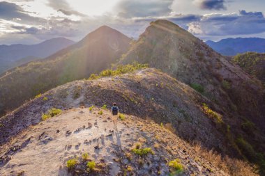 Gün batımında güzel dağlar, Vietnam, Nha Trang