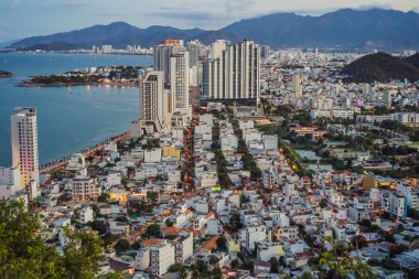 Nha Trang şehrinin panoramik gündüz manzarası, Vietnam 'da popüler bir turizm merkezi.