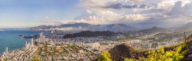 Nha Trang şehrinin panoramik gündüz manzarası, Vietnam 'da popüler bir turizm merkezi.